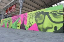 Impression noire sur papiers fluos déchirés et collés. Scratch paper by 9eme concept