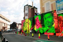 Impression noire sur papiers fluos déchirés et collés. Scratch paper by 9eme concept