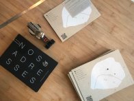 Plan avec contrecollage de papier noir et de carton + impression encres noire, blanche, argentée et brillante.