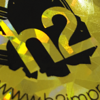 Badge imprimé sur papier holographique doré