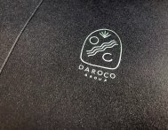 Dorure à chaud holographique + rainage sur papier texturé noir pour Daroco