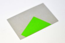 Pantone argenté et vert fluo sur papier épais