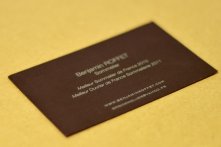 Encre métallique argentée sur papier marron