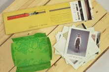 Boîtes ouvertes. Tirage offset en 1.000 exemplaires chacune + 12 séries de cartes postales amalgamées.