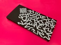 Etui plat avec double impression blanche sur papier noir + encollage manuel par languettes adhésives