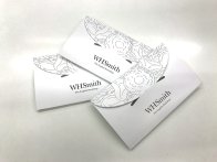 Pochette cadeau WH Smith impression offset papier 250g + vernis satiné + découpe par moule à la forme - fourni à plat.