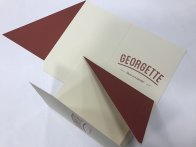 Porte addition sur papier texturé crème + impression 1 pantone + gaufrage du logo + encollage de la patte (forme en stock)