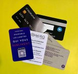 cartes de visite découpe coins arrondis sur divers papiers.