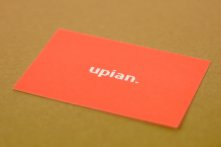 Pantone rose fluo sur papier recyclé