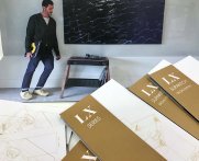 Dépliant pliage inversé pour créer un onglet (partie marron)  et photo pleine page au verso