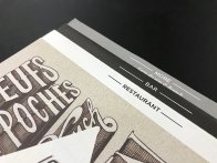 Dépliant carré avec onglets décalés pour menu de restaurant
