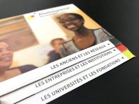 Dépliant avec plis décalés en onglets