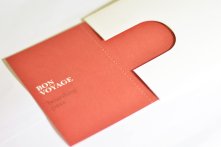 Fourreau sans impression pour invitation sur papier Rives Tradition + moule de découpe + encollage manuel pour Château Larrivet Haut Brion. Forme en stock.