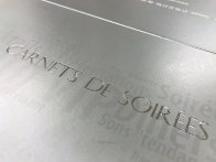 Dorure à chaud argentée sur impression Pantone argenté