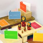 Dépliants chacun avec un Pantone différent + une impression noire à l'intérieur + un pelliculage mat