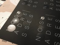 Impression blanche numérique avec vernis sélectif léger sur papier noir lisse (tarifs sur le site)