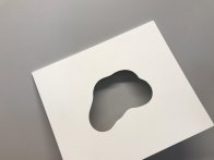 La découpe des formes simples peut s'effectuer sur de grands formats 135x175cm maximum sur plaque de PVC