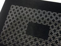 Découpe laser sur papier noir : une précision extraordinaire d'autant plus que le support est fin