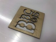 Pochoir sur bois contre plaqué (avec traces de brûlure donc).