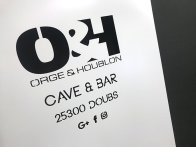 Pochoir mélangeant logo stylisé et police et icônes. Il appartient au client de bien vérifier que tous les éléments sont bien reliés.