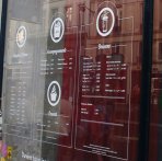 menu lettrage en vitrine. Le menu change, il suffit de retirer les parties à changer.