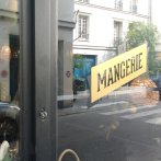 Lettrage adhésif doré mat sur vitrine