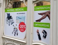 Vinyle brillant et découpe à la forme