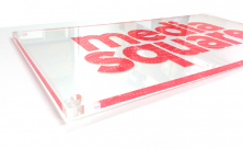 Plaque d'immeuble en plexi (PMMA transparent) avec blanc de soutien et perforations