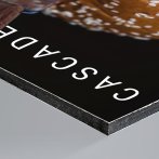 lamination brillante sur Dibond aluminium : couleurs renforcées et longévité accentuée.