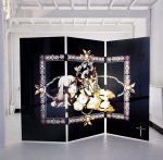 Plaques de PMMA transparent assemblées en paravent.