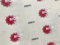 Sticker sur PET transparent avec impression blanche avant découpe.