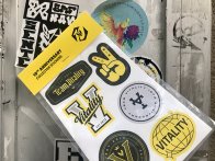 Stickers en planche sur vinyle fourni en pack : si nous ne fournissons pas le blister, nous avons imprimé la languette supérieure.