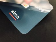 Stickers imprimés du côté collant (vitrophanie) avec couche opacifiante de blanc au dos