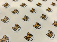 Stickers ronds en vinyle mat sur planche