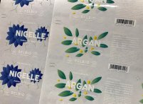 Planche de stickers pour bouteilles de cosmétiques avec encre blanche en petit tirage avant découpe