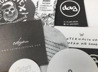 Stickers résistants support satiné verso imprimé en noir avec refente au dos