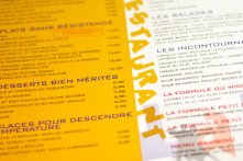 Le prépli (rainage) tombe juste à côté de la démarcation jaune afin que le menu de referme correctement